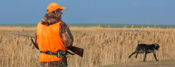 野生の鳥やゲームを求めて狩りの間に銃でカモフラージュでハンターの男 秋の狩猟シーズン — ストック写真