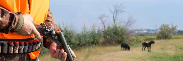 Łowca Kamuflażu Bronią Podczas Polowania Poszukiwaniu Dzikiego Ptactwa Lub Dziczyzny — Zdjęcie stockowe