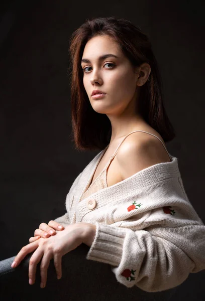 Retrato Uma Jovem Morena Com Cabelos Longos Estúdio Foto Dramática — Fotografia de Stock