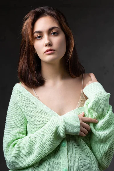Portrét Mladé Brunetky Dlouhými Vlasy Studiu Dramatická Fotografie Tmavých Barvách — Stock fotografie