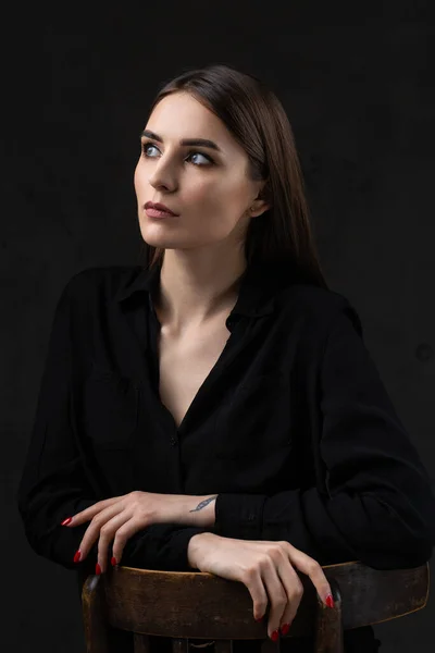 Portret Młodej Brunetki Długimi Włosami Studiu Dramatyczne Zdjęcie Ciemnych Kolorach — Zdjęcie stockowe