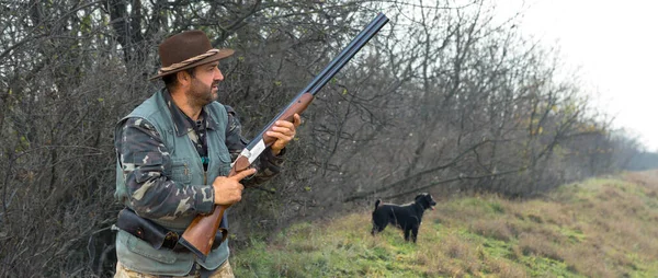 Homem Caçador Camuflagem Com Uma Arma Durante Caça Busca Pássaros — Fotografia de Stock