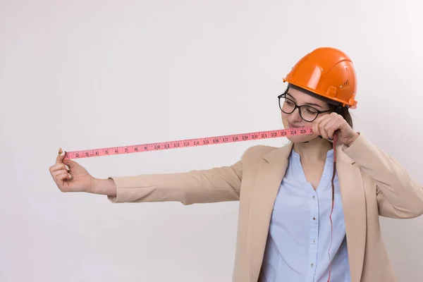 Ragazza Ingegnere Casco Costruzione Arancione Con Nastro Misurazione Tra Mani — Foto Stock