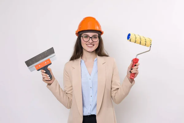 Chica Ingeniera Casco Construcción Naranja Con Herramientas Pintura Enlucido Sus — Foto de Stock