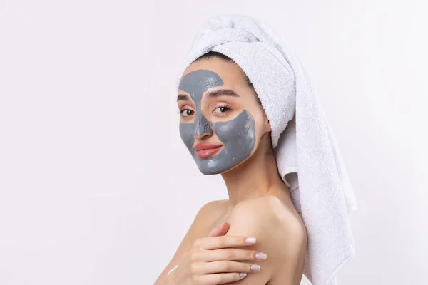 Een Vrouw Met Een Grijze Klei Cosmetische Masker Een Witte — Stockfoto