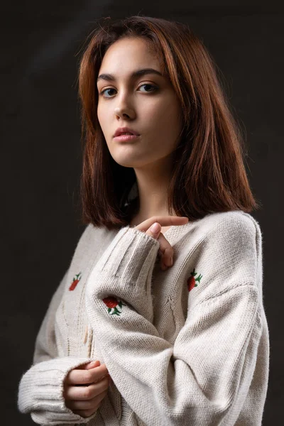 Retrato Uma Jovem Morena Com Cabelos Longos Estúdio Foto Dramática — Fotografia de Stock