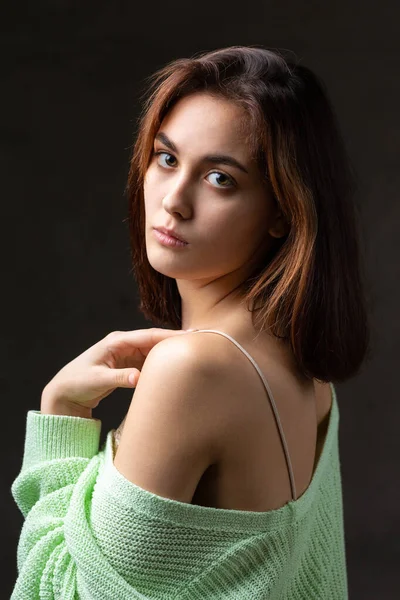 Retrato Uma Jovem Morena Com Cabelos Longos Estúdio Foto Dramática — Fotografia de Stock