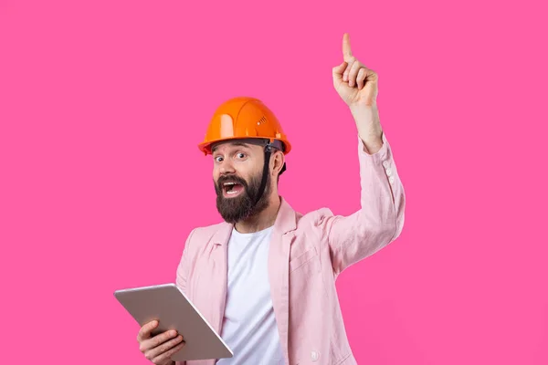 Porträt Eines Jungen Bauingenieurs Mit Orangefarbenem Hut Einem Rosafarbenen Sakko — Stockfoto