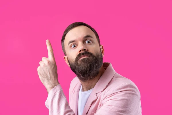 Bonito Homem Com Uma Barba Casaco Rosa Está Pensando Sobre — Fotografia de Stock