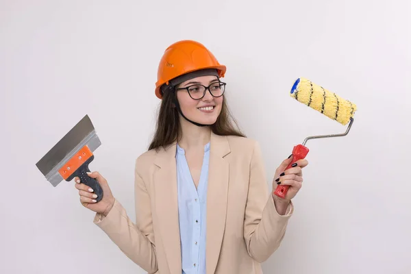 Γυναίκα Μηχανικός Ένα Πορτοκαλί Κράνος Κατασκευή Σοβάτισμα Εργαλεία Ζωγραφικής Στα — Φωτογραφία Αρχείου