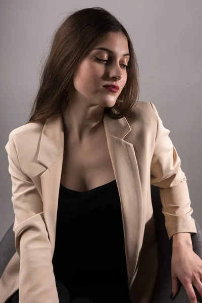 Portrait Young Brunette Long Hair Studio Dramatic Photo Dark Colors — Stock Photo, Image