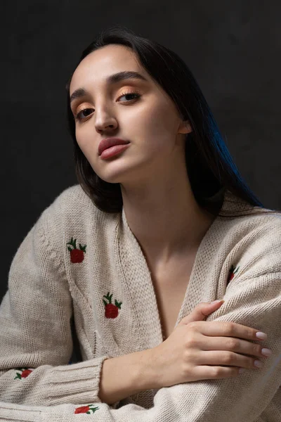 Retrato Uma Jovem Morena Com Cabelos Longos Estúdio Foto Dramática — Fotografia de Stock