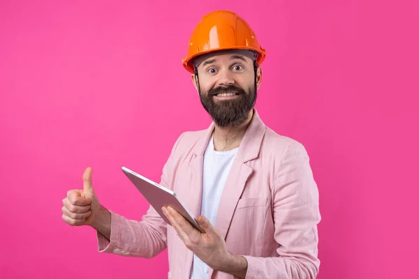 Portret Młodego Inżyniera Budowlanego Nosi Pomarańczowy Twardy Kapelusz Różowej Kurtce — Zdjęcie stockowe