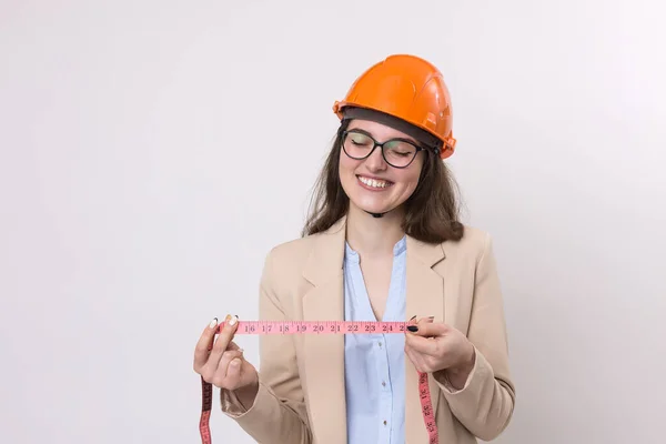 Chica Ingeniera Casco Construcción Naranja Con Una Cinta Métrica Las — Foto de Stock