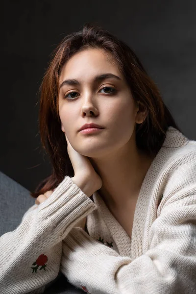 Retrato Uma Jovem Morena Com Cabelos Longos Estúdio Foto Dramática — Fotografia de Stock