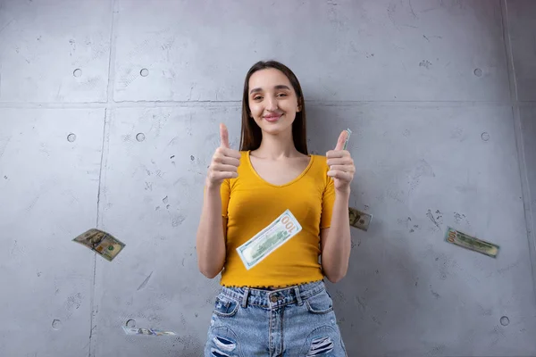 Foto Una Donna Ricca Abiti Semplici Che Tiene Fan Soldi — Foto Stock