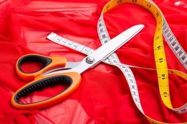 Beyaz bir masaya aksesuar dikmek. Makas, mezura, kumaş, kumaş, bürokrasi..