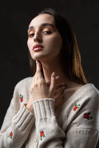 Retrato Uma Jovem Morena Com Cabelos Longos Estúdio Foto Dramática — Fotografia de Stock