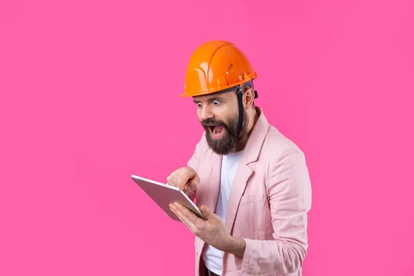Portret Młodego Inżyniera Budowlanego Nosi Pomarańczowy Twardy Kapelusz Różowej Kurtce — Zdjęcie stockowe