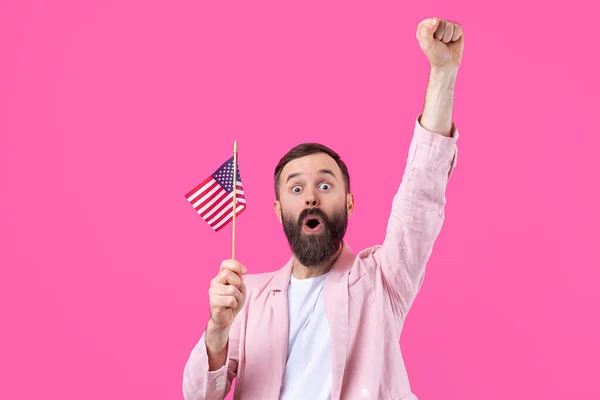 Kırmızı Stüdyo Arka Planında Amerikan Bayrağı Olan Sakallı Memnun Bir — Stok fotoğraf