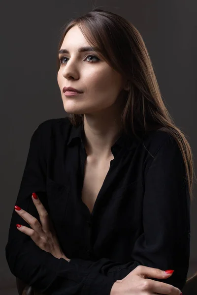 Stüdyoda Uzun Saçlı Genç Bir Esmerin Portresi Koyu Renkli Dramatik — Stok fotoğraf
