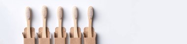 ECO dostu ahşap bambu diş fırçası seti. Gezegeni kurtar ya da plastik konsept kullanma. Beyaz arkaplanda izole. 