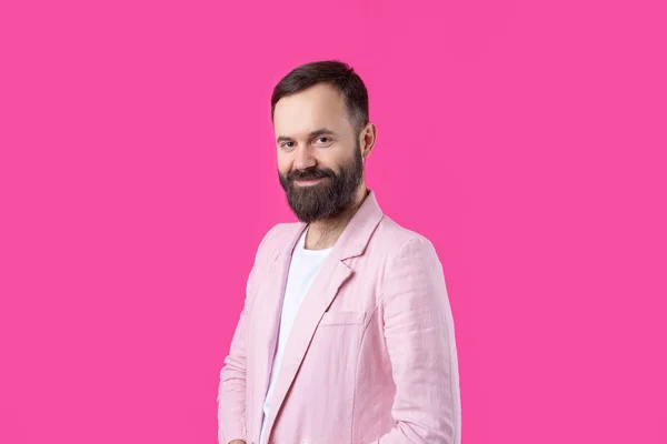 Bonito Homem Com Uma Barba Casaco Rosa Está Pensando Sobre — Fotografia de Stock