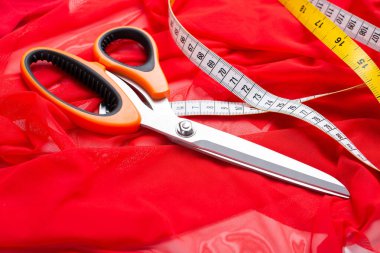 Beyaz bir masaya aksesuar dikmek. Makas, mezura, kumaş, kumaş, bürokrasi..