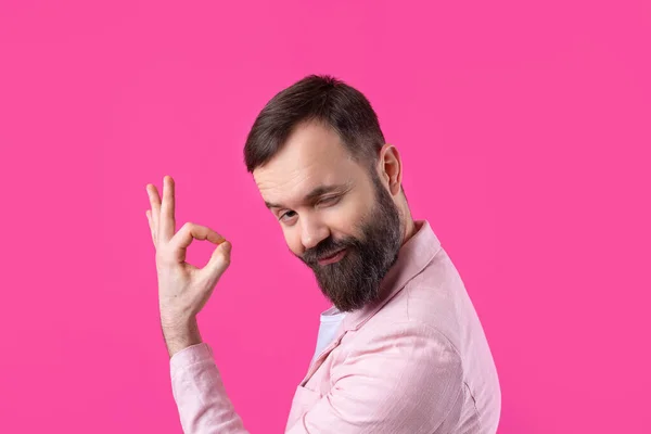 Portret Van Een Lachende Jongeman Een Roze Jasje Man Toont — Stockfoto