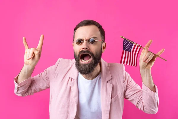 Portret Van Een Tevreden Jongeman Met Een Baard Met Een — Stockfoto