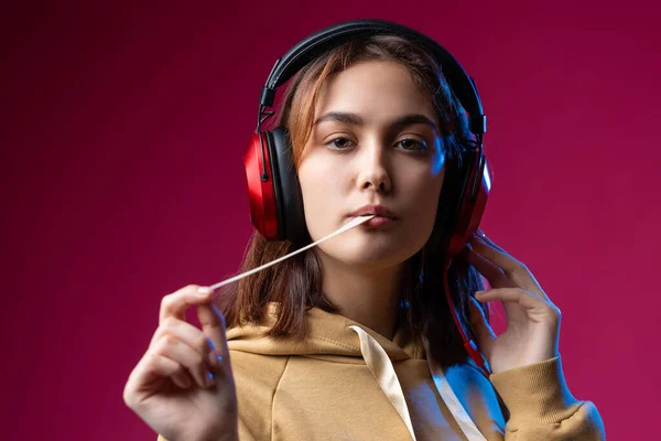 Giovane Bella Ragazza Alla Moda Hipster Vestita Con Una Felpa — Foto Stock