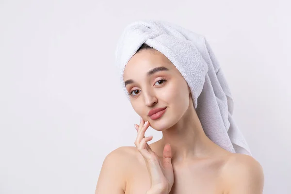 Piękna Dziewczyna Gęstymi Brwiami Idealną Cerą Białym Tle Ręcznik Głowie — Zdjęcie stockowe