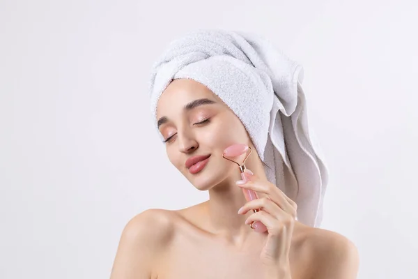 Menina Bonita Com Sobrancelhas Grossas Pele Perfeita Fundo Branco Toalha — Fotografia de Stock