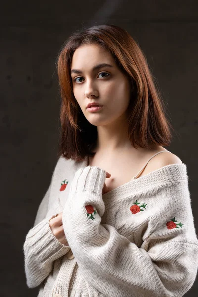 Retrato Uma Jovem Morena Com Cabelos Longos Estúdio Foto Dramática — Fotografia de Stock