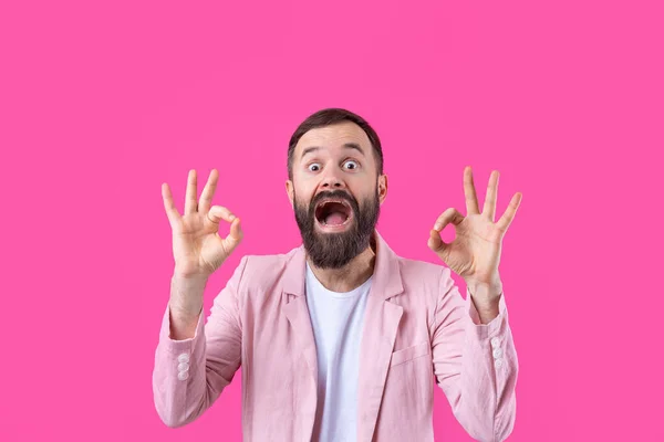 Retrato Jovem Sorridente Com Uma Jaqueta Rosa Homem Mostrando Gesto — Fotografia de Stock