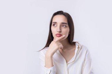 Beyaz arka planda soyutlanmış, düşünen güzel bir genç kadının portresi.