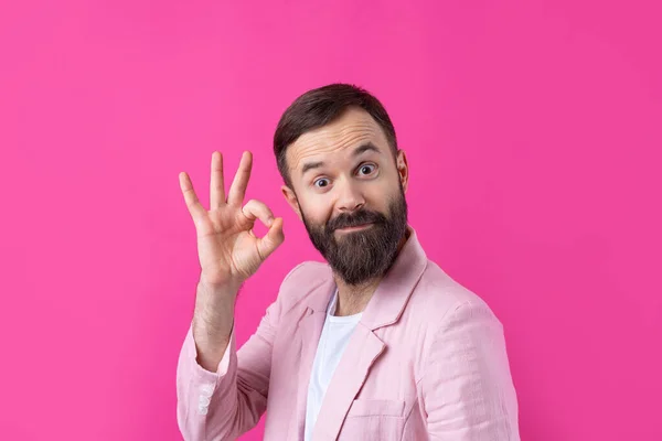 Porträtt Leende Ung Man Rosa Jacka Man Visar Gest När — Stockfoto