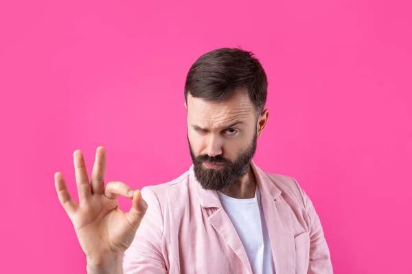 Egy Rózsaszín Kabátos Mosolygós Fiatalember Portréja Man Bemutató Rendben Gesztus — Stock Fotó