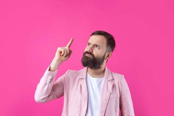 Knappe Man Met Een Baard Een Roze Jasje Denkt Een — Stockfoto