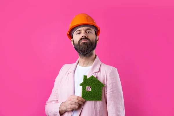 Porträtt Ung Byggingenjör Bära Orange Hatt Rosa Jacka Står Röd — Stockfoto