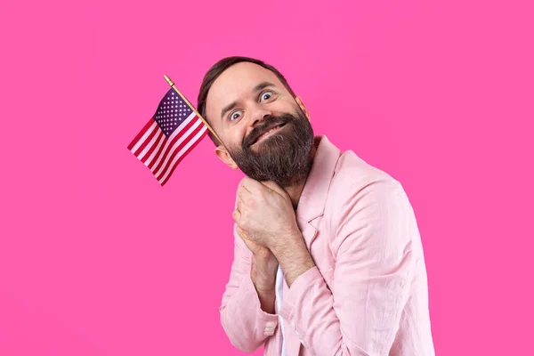 Portrét Spokojeného Mladíka Plnovousem Americkou Vlajkou Červeném Pozadí Studia Velký — Stock fotografie
