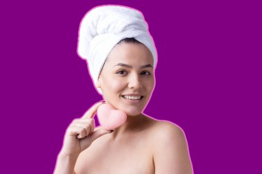 Kafasında beyaz havluyla menekşe arka planda güzel bir kadın portresi.