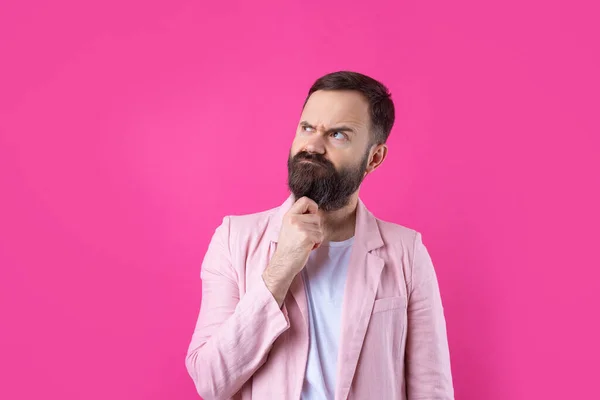 Knappe Man Met Een Baard Een Roze Jasje Denkt Een — Stockfoto