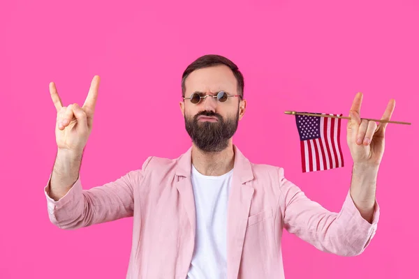 Porträtt Nöjd Ung Man Med Skägg Med Amerikansk Flagga Röd — Stockfoto