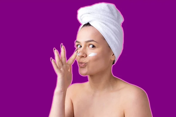 紫罗兰色背景下头戴白色毛巾的女人的画像 — 图库照片