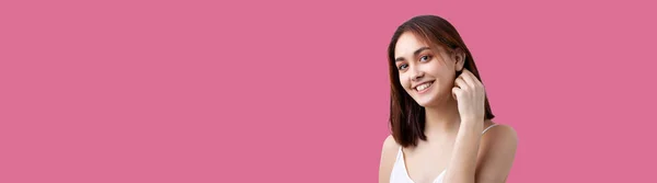 きれいな肌 自然なメイク 白い歯を持つ美しい笑顔の女性太平洋ピンクの背景 — ストック写真