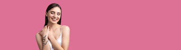 Улыбающаяся Женщина Чистой Кожей Естественным Макияжем Белыми Зубами Тихоокеанском Розовом — стоковое фото