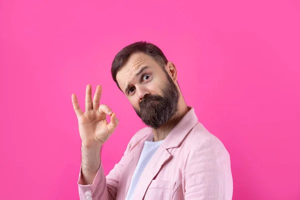 Porträtt Leende Ung Man Rosa Jacka Man Visar Gest När — Stockfoto