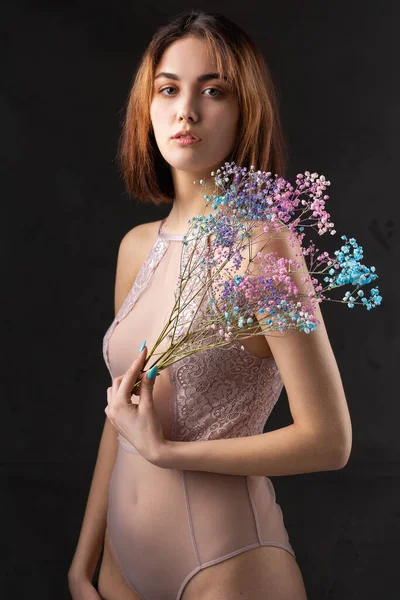 Krásná Sexy Dáma Elegantním Nahém Obleku Drží Květiny Rukou Módní — Stock fotografie
