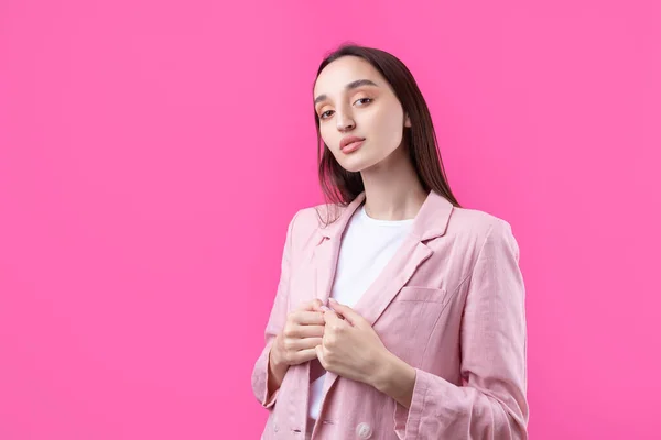 Porträt Einer Schönen Jungen Frau Rosa Jacke Die Isoliert Auf — Stockfoto